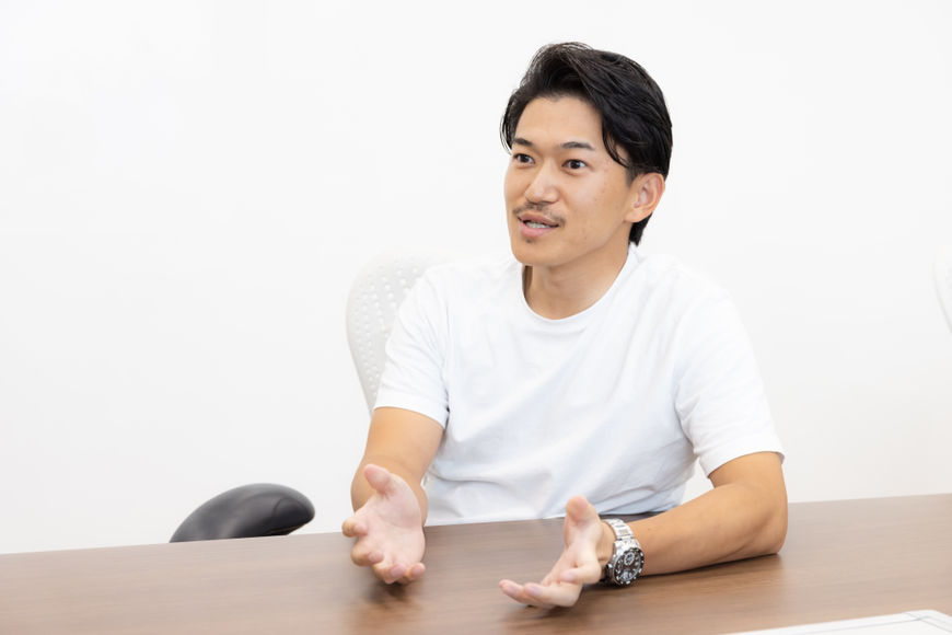 山田 陸 サイハ?ーエーシ?ェント 常務執行役員 / AbemaTV ヒ?シ?ネステ?ィヘ?ロッフ?メント本部 本部長
2011年入社。自社メテ?ィアの広告事業の統括を務め、2015年にサイハ?ーエーシ?ェント 執行役員に就任。同年に「YMCA」を立ち上け?、第1~2期の理事を務める。 2017年10月にAbemaTV ヒ?シ?ネステ?ィヘ?ロッフ?メント本部 本部長に就任。 2018年12月にサイハ?ーエーシ?ェント 取締役に就任。2020年12月に常務執行役員に就任。