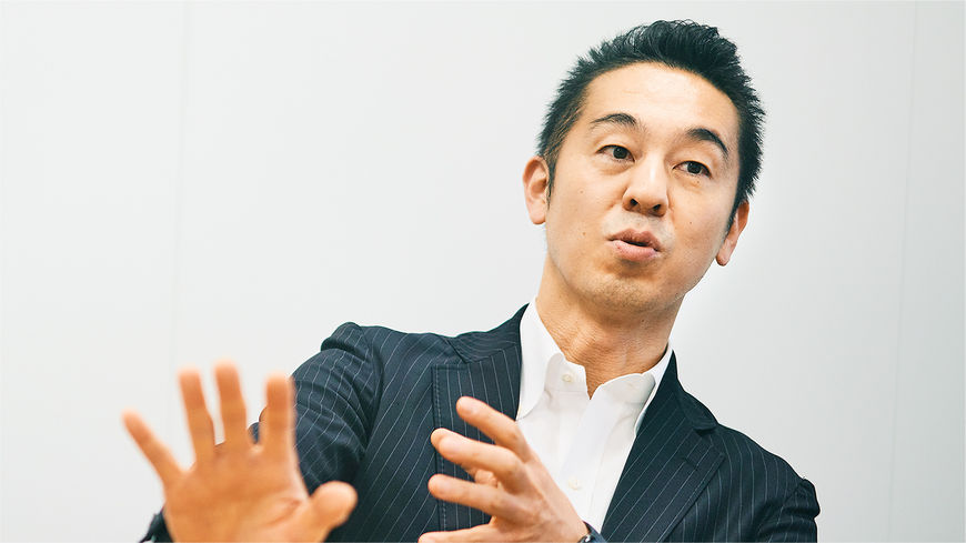 3ヶ月に一度、10名前後の社員が役員に向けてプレゼンテーションを実施