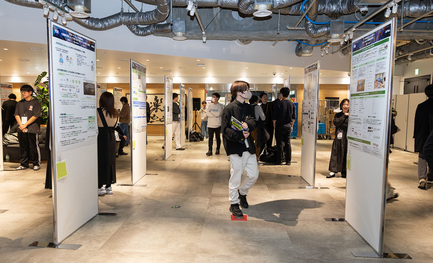 ポスターエリアには約70の展示があり、多くの社員が訪れました